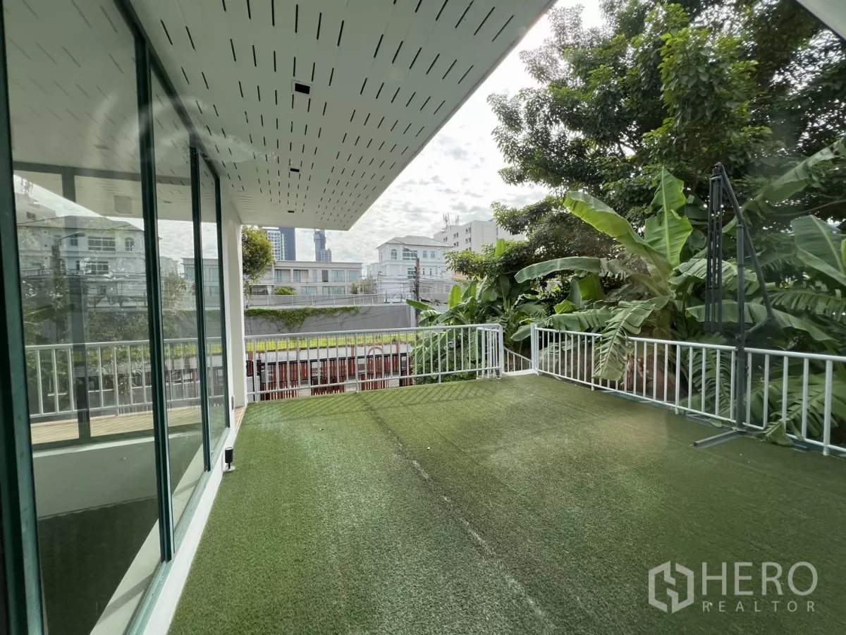 สำนักงานที่บ้าน ให้เช่าหรือขายในPhra Khanong, Bangkok - เทอเรสชั้นบนปูหญ้าเทียม มีราวกันตก ล้อมด้วยต้นไม้