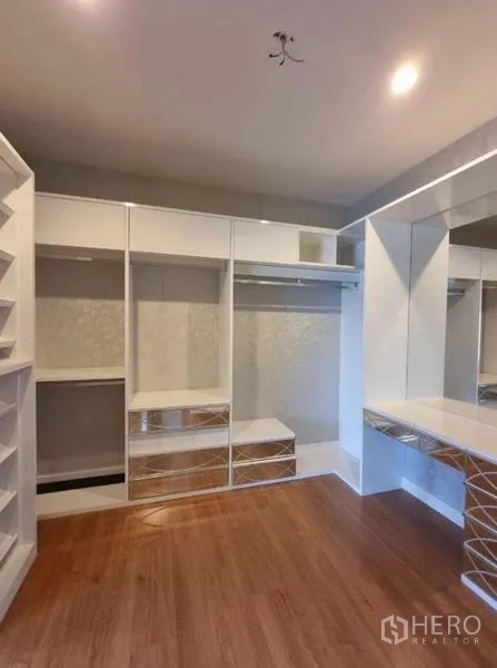 Detached House for sale in Suan Luang, Bangkok - Spacious walk-in closet with built-in shelves, drawers and a dressing vanity.