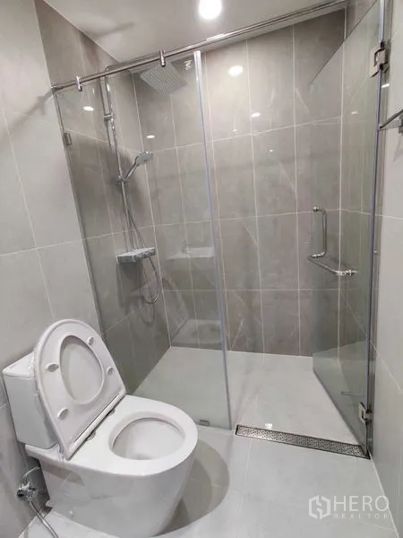 คอนโด ให้เช่าในBang Rak, Bangkok - ภาพระยะใกล้ห้องน้ำ โถสุขภัณฑ์ และตู้ shower กระจกแบบไร้กรอบพร้อมฝักบัวเพดาน