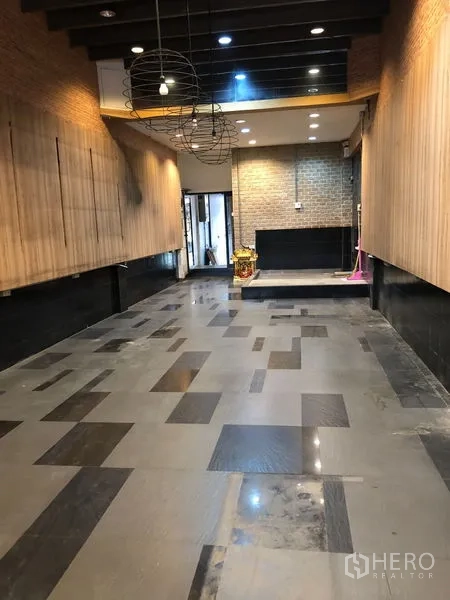 อาคารพาณิชย์ ให้เช่า - โถงอาคารพาณิชย์ลึก พื้นกระเบื้องลาย ผนังไม้ซี่ ผนังอิฐโชว์ และโคมไฟห้อย