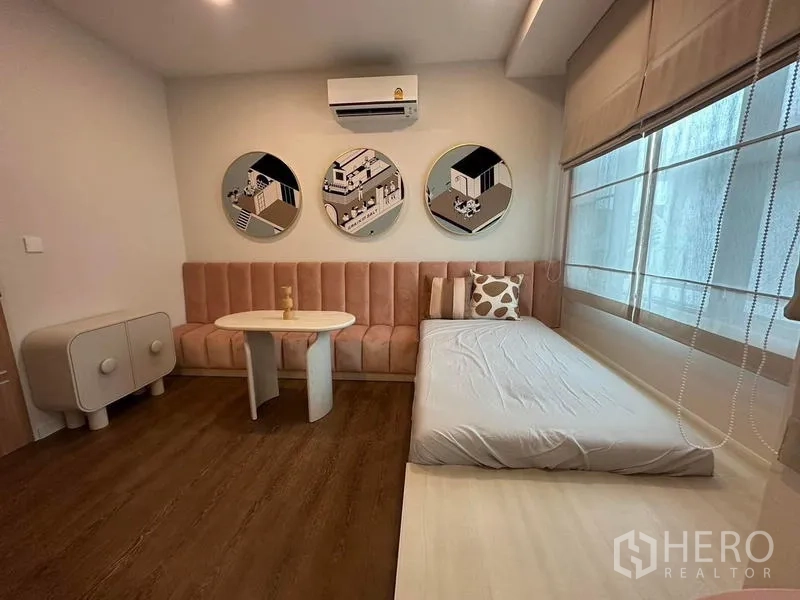 Detached House for rent in Samut Prakan - Guest room with daybed, pink banquette sofa and wide windows.