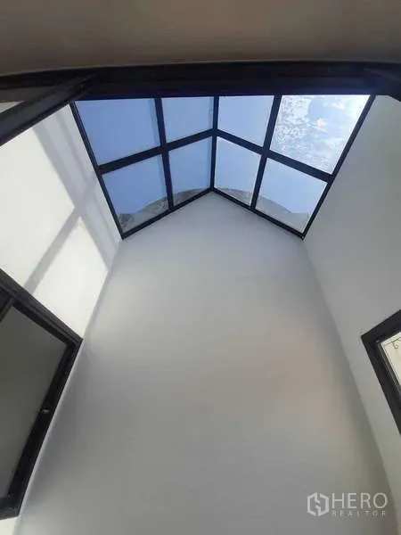 ทาวน์เฮาส์ ให้เช่าในKhlong Toei, Bangkok - ช่องแสงสกายไลท์ทรงจั่ว นำแสงธรรมชาติเข้าบ้าน