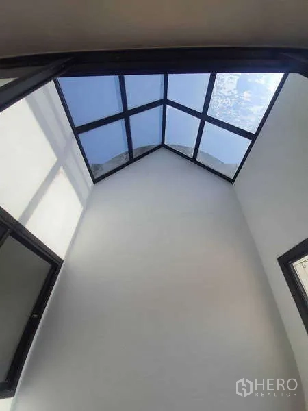 ทาวน์เฮาส์ ให้เช่าในKhlong Toei, Bangkok - ช่องแสงสกายไลท์ทรงจั่ว นำแสงธรรมชาติเข้าบ้าน