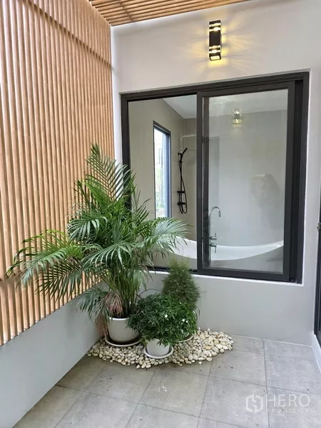 บ้าน ขายในKhlong Toei, Bangkok - ลานเล็กข้างห้องน้ำ ตกแต่งต้นไม้กระถางและระแนงไม้