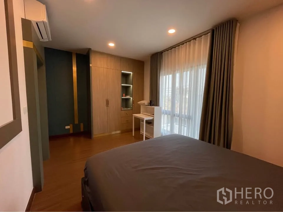 บ้านเดี่ยว for rent or sale in Bang Phli, Samut Prakan - ห้องนอนแขกพร้อมตู้เสื้อผ้าบิลท์อิน โต๊ะทำงาน และผ้าม่าน