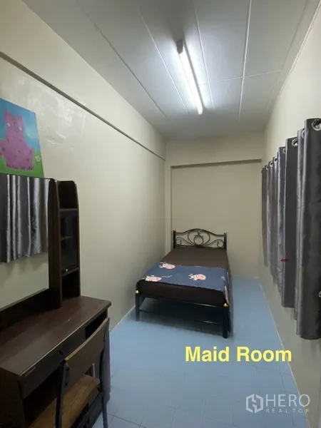 联排别墅 出租在Prawet, Bangkok - 女佣房狭长布局，单人床、书桌与窗帘。