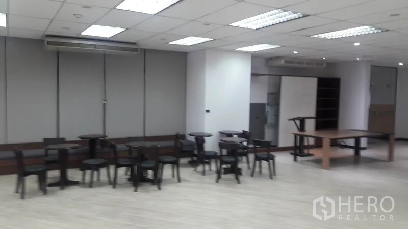 办公空间 出租在Huai Khwang, Bangkok - 现代办公室，多个玻璃框会议室与开放式工位区。