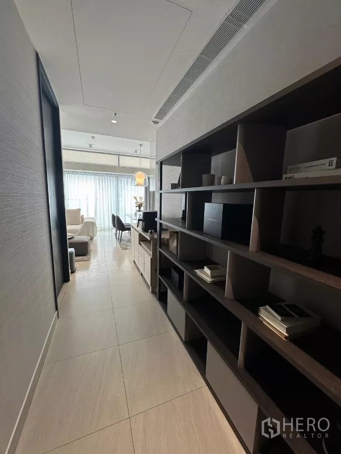 คอนโด ให้เช่าในBang Rak, Bangkok - โถงทางเข้าพร้อมตู้ชั้นบิวต์อิน เชื่อมไปยังห้องนั่งเล่นสว่างโปร่ง