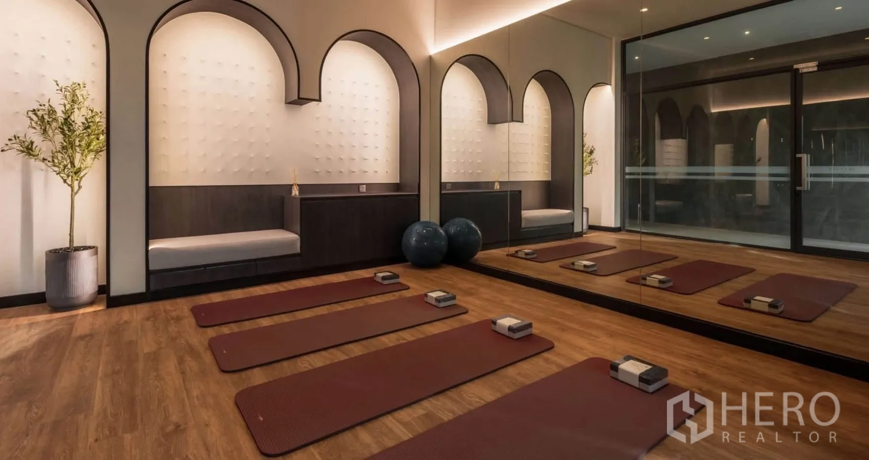 Detached House for rent in Bang Phli, Samut Prakan - Calm yoga or stretching studio with mats, mirror wall, and arched alcoves.