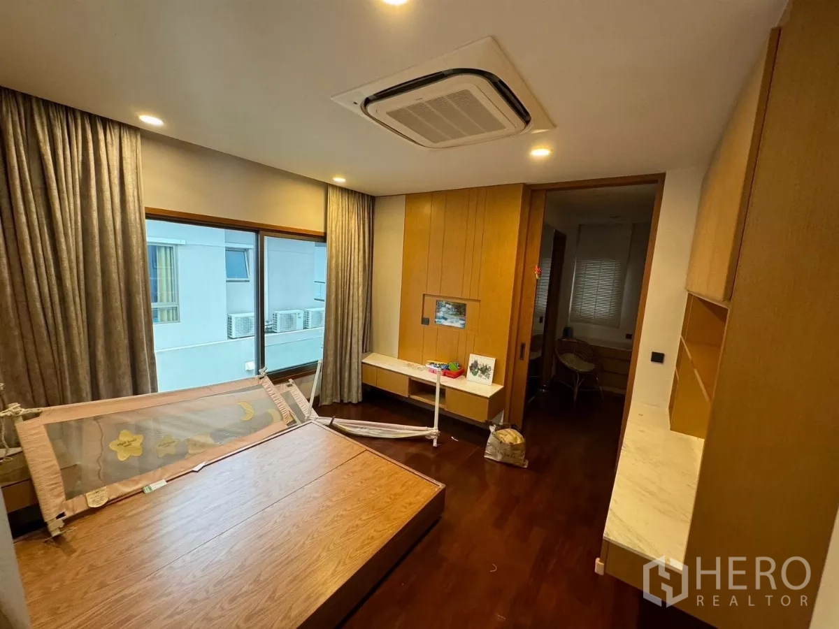 Detached House for rent in Prawet, Bangkok - Third bedroom with large windows, built-in cabinetry and a platform bed.