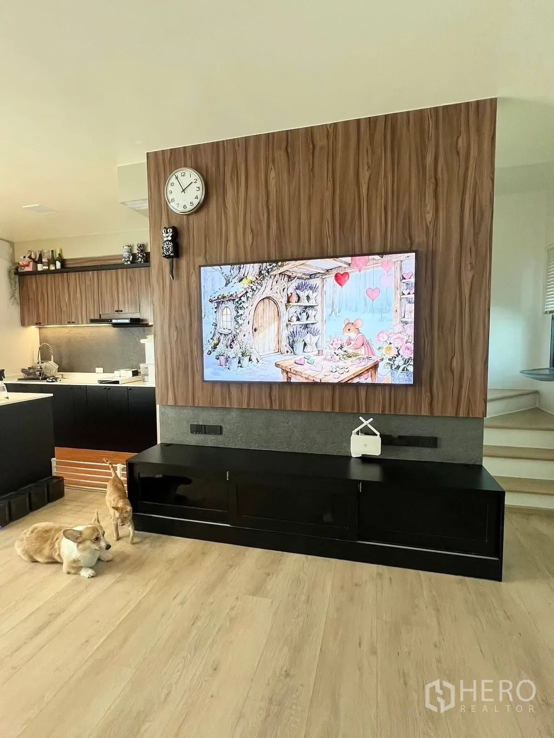 联排别墅 for rent in Bang Phli, Samut Prakan - 客厅电视背景墙采用木饰面，配大屏电视与浅色木地板。