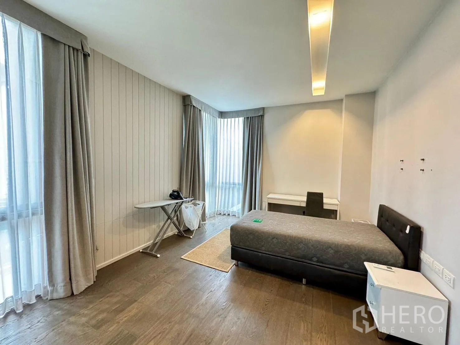 Detached House for rent or sale in Prawet, Bangkok - Corner bedroom with two large windows and a small work desk.