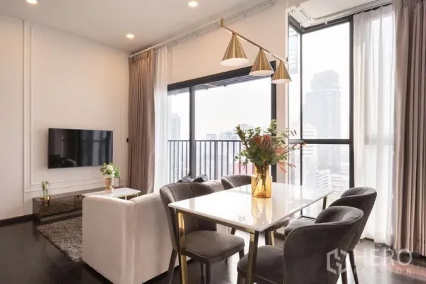 คอนโด ให้เช่าในWatthana, Bangkok - พื้นที่นั่งเล่นและรับประทานอาหารติดระเบียง มองเห็นวิวเมือง