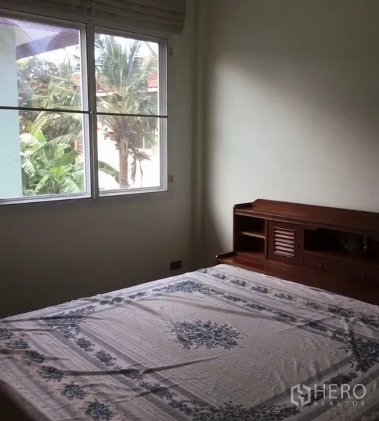 Detached House for rent in Bang Phli, Samut Prakan - Bedroom with large window, natural light and built-in wooden headboard.