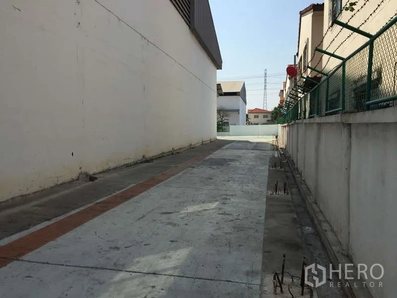 Factory for rent in Bang Bo, Samut Prakan - Gated entrance and paved forecourt within an industrial compound.