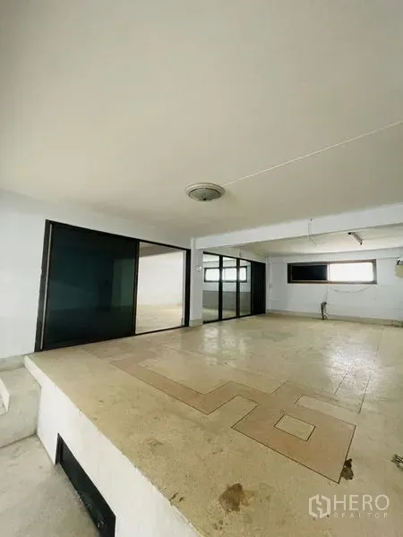 อาคารพาณิชย์ ให้เช่าในHuai Khwang, Bangkok - พื้นที่ทำงานชั้นบน มีแท่นยกระดับและผนังกั้นกระจกสีดำ