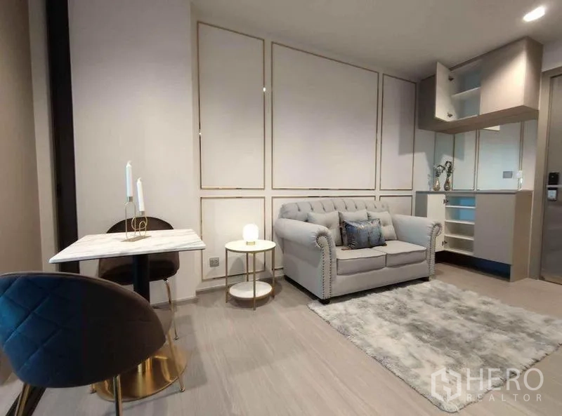 公寓 出租在Ratchathewi, Bangkok - 客餐厅一体，白色大理石餐桌、沙发与长绒地毯。