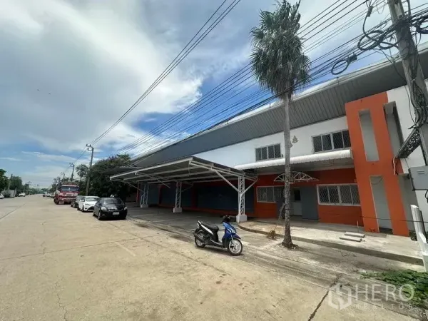 工厂 出租在Nonthaburi - 工厂侧前方，带雨棚与停车位，临路通行方便可进出货车。