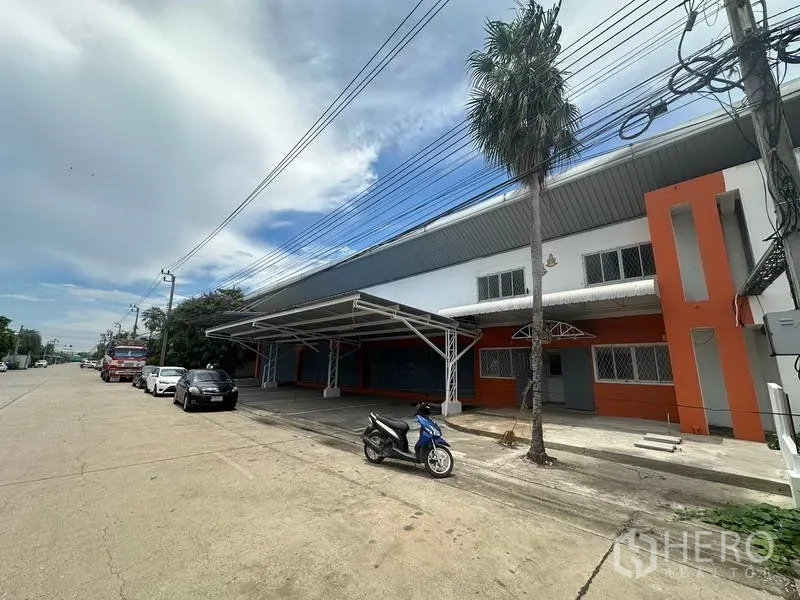 工厂 出租在Nonthaburi - 工厂侧前方，带雨棚与停车位，临路通行方便可进出货车。