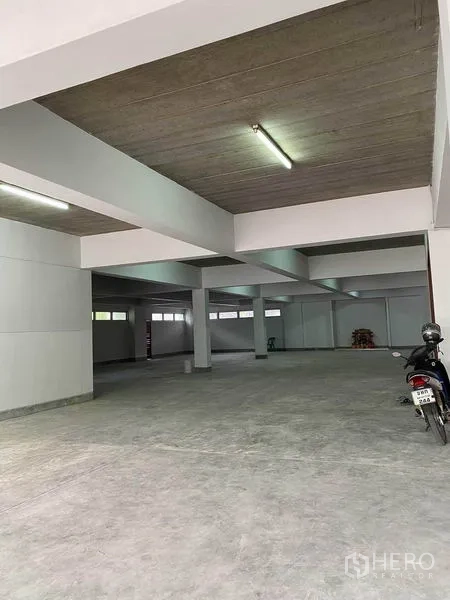 สำนักงานที่บ้าน ให้เช่าในBangkok Noi, Bangkok - พื้นที่จอดรถ/เก็บของในร่ม พื้นคอนกรีต ช่องจอดโล่ง