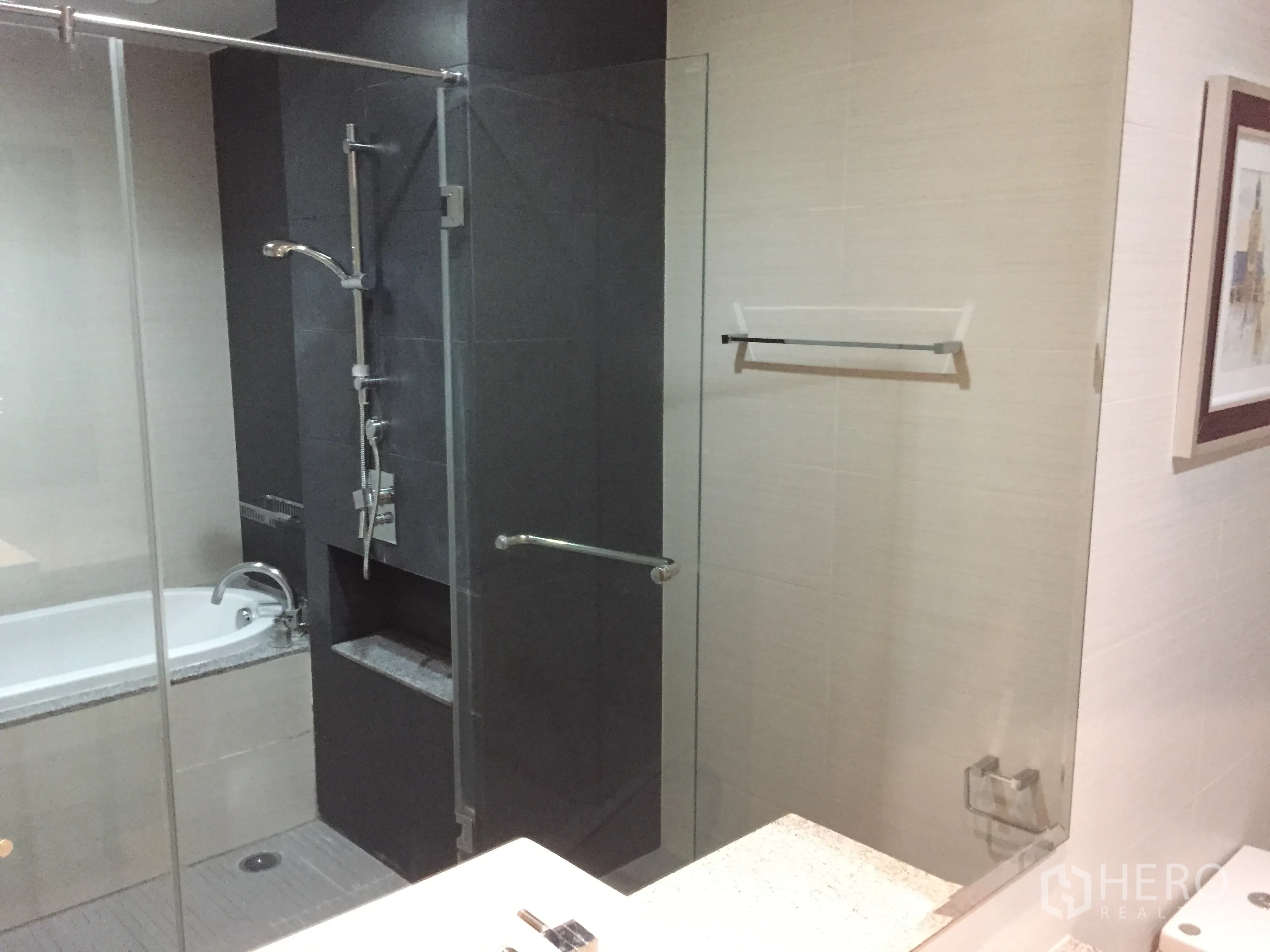 คอนโด ให้เช่าในKhlong Toei, Bangkok - ห้องน้ำสมัยใหม่พร้อมตู้อาบน้ำกระจกข้างอ่างอาบน้ำ ผนังโทนเข้มและชุดก๊อกน้ำหรู