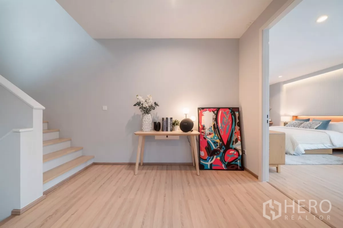 บ้าน ให้เช่าในSaphan Sung, Bangkok - โถงชั้นบนมีคอนโซลและพื้นไม้ ทางเชื่อมเข้าสู่ห้องนอน