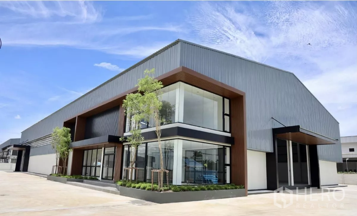 工厂 出租或出售在Phutthamonthon, Nakhon Pathom - 现代感办公立面与仓库连接的另一视角。