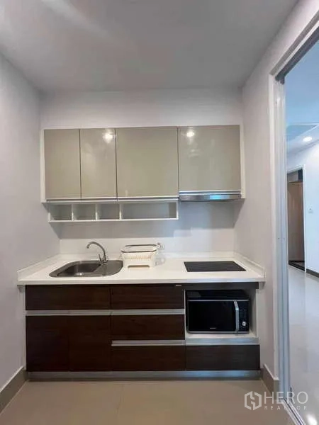คอนโด ให้เช่าในRatchathewi, Bangkok - ครัวแยกขนาดกะทัดรัดพร้อมอ่างล้างมือ เตาไฟฟ้า ไมโครเวฟ และตู้ลอย