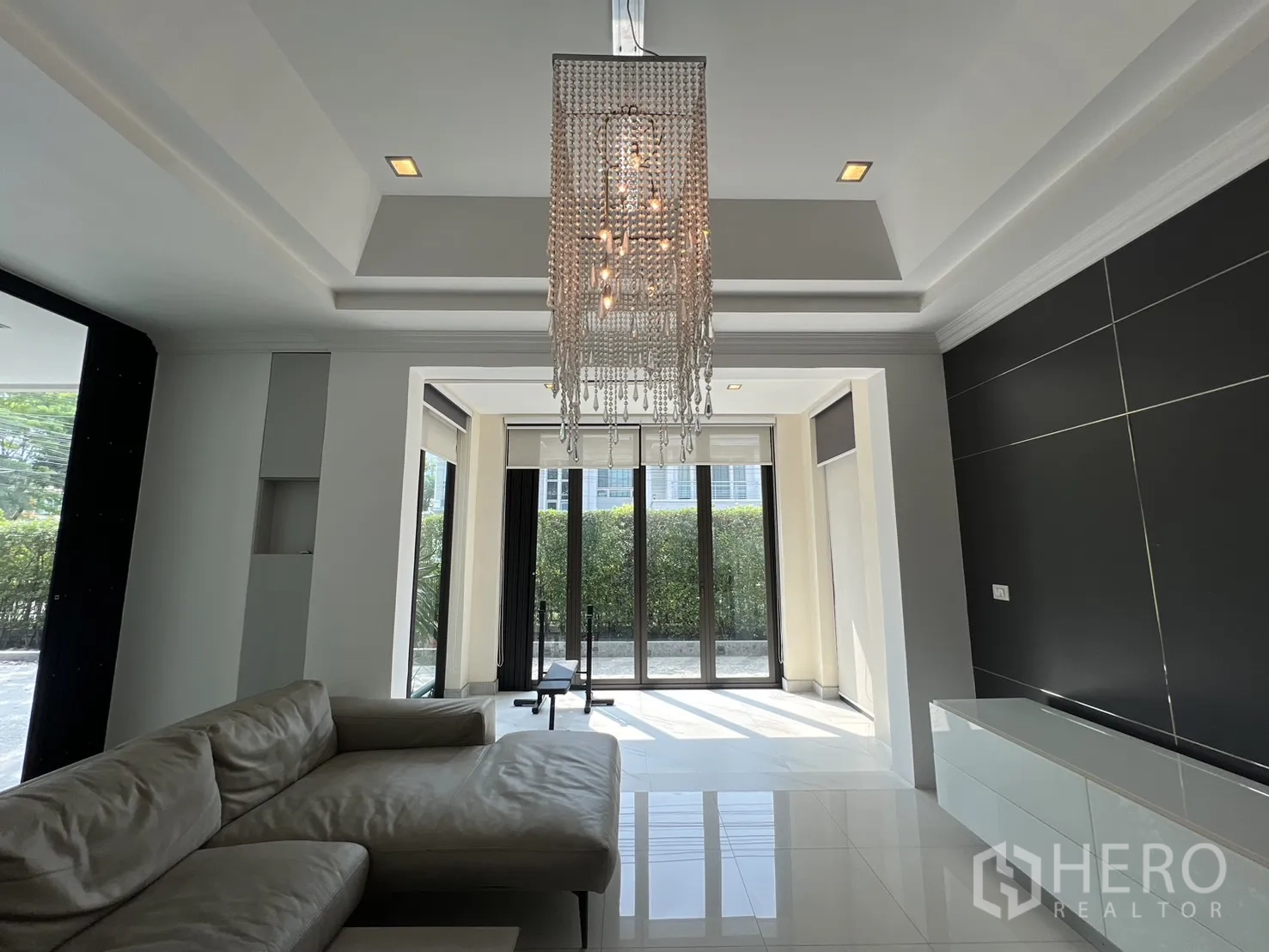 独栋房屋 for rent in Prawet, Bangkok - 水晶吊灯特写，现代客厅配通高落地窗。
