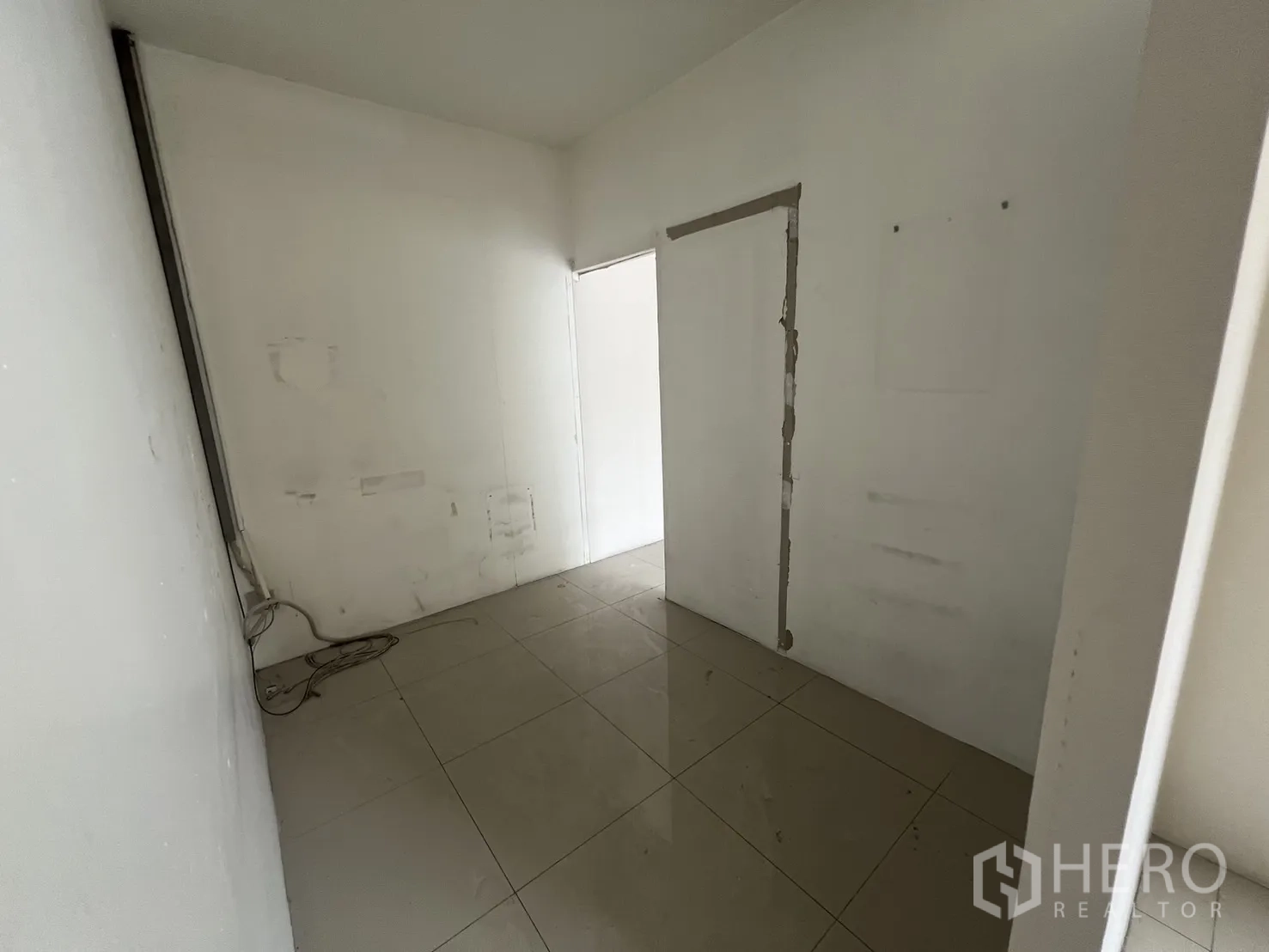 พื้นที่ขายปลีก ให้เช่าในKhlong Toei, Bangkok - มุมโถงทางเดิน พื้นกระเบื้องเงา ผนังมีรอยซ่อม