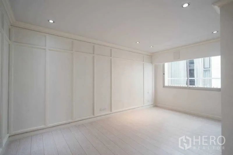 บ้าน ขายในWatthana, Bangkok - ห้องนอนกว้างผนังตกแต่งบัว ช่องแสง และไฟฝังฝ้า