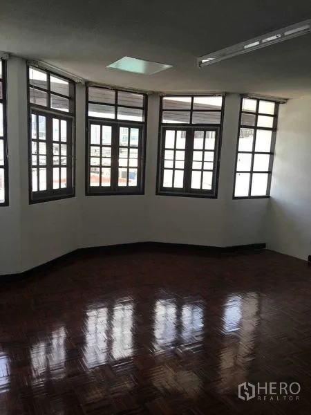 ทาวน์เฮาส์ ให้เช่าในPhra Khanong, Bangkok - ห้องชั้นบนมีหน้าต่างแบบเบย์และพื้นปาร์เกต์เงางาม