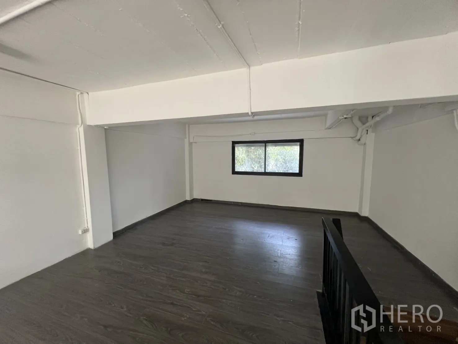 零售空间 出租在Watthana, Bangkok - 夹层房间带窗与木地板，可作座位区、办公室或储物间。