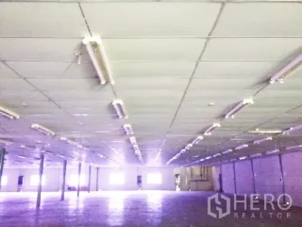 คลังสินค้า ให้เช่าในBan Chang, Rayong - เพดานโกดังติดตั้งไฟฟลูออเรสเซนต์หลายแถว เสารับน้ำหนัก และพื้นที่ใช้สอยกว้าง