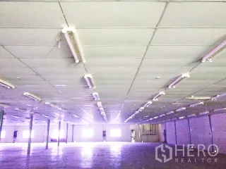 คลังสินค้า ให้เช่าในBan Chang, Rayong - เพดานโกดังติดตั้งไฟฟลูออเรสเซนต์หลายแถว เสารับน้ำหนัก และพื้นที่ใช้สอยกว้าง