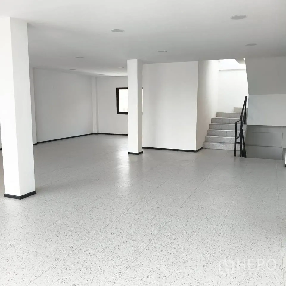 家庭办公室 for rent in Bang Na, Bangkok - 开放式室内楼层，嵌灯、地砖与楼梯连接。