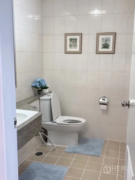 Condominium for rent in Yan Nawa, Bangkok - Clean tiled guest bathroom with toilet and vanity.