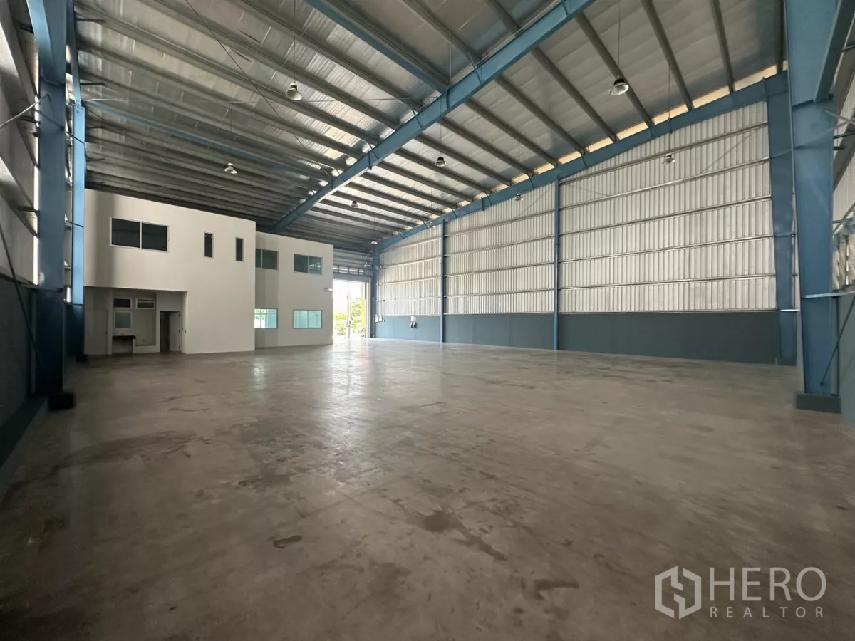 โรงงาน ให้เช่าในBang Phli, Samut Prakan - โกดังสแปนกว้าง พื้นคอนกรีตขัดมัน แสงสว่างจากช่องแสง