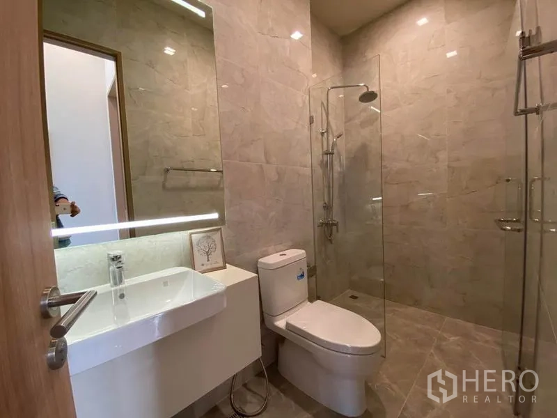 คอนโด ให้เช่าในWatthana, Bangkok - ห้องน้ำร่วมสมัย มีอ่างล้างหน้า กระจกไฟในตัว โถสุขภัณฑ์ และห้องอาบน้ำแยก