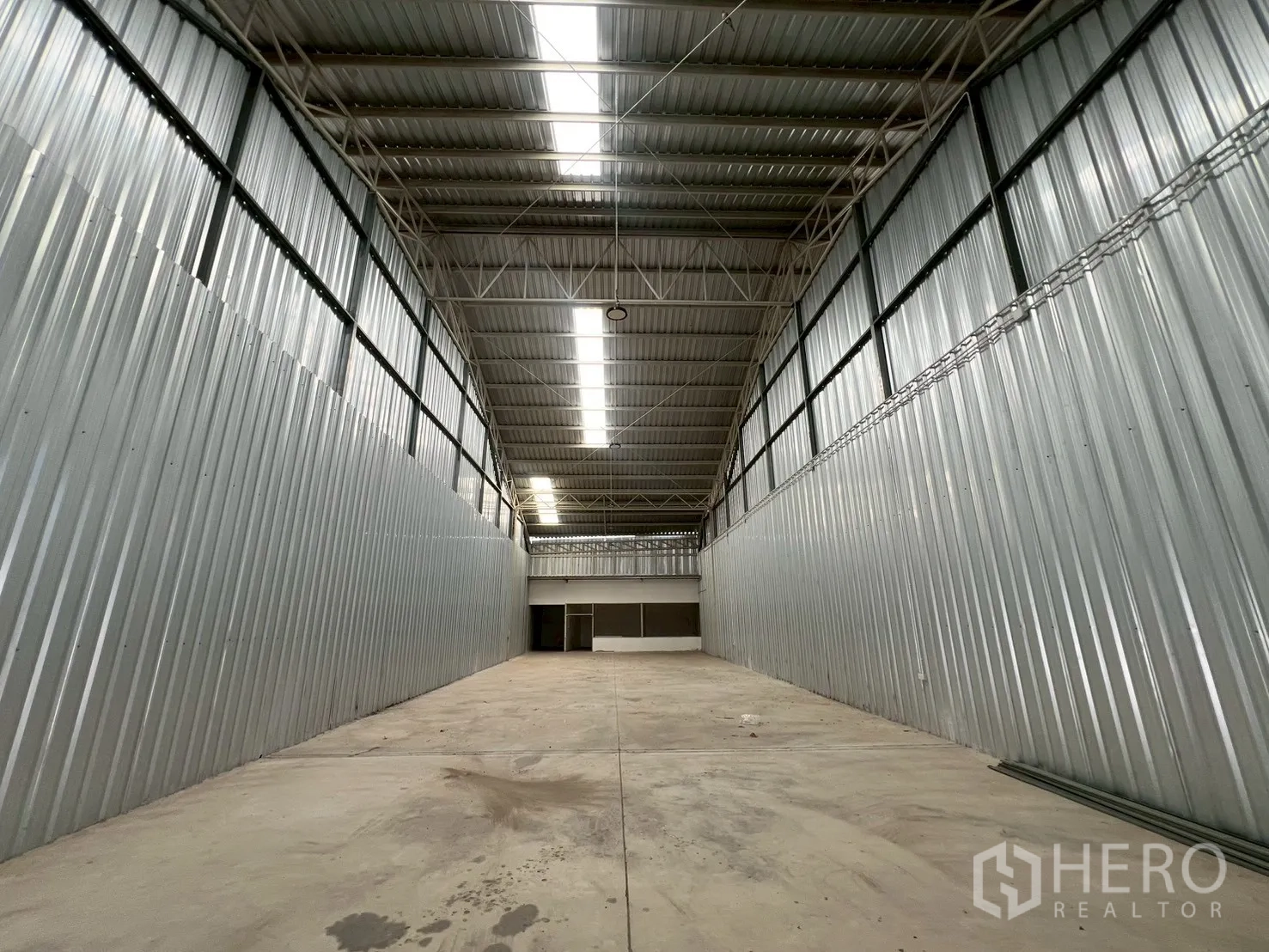 คลังสินค้า ให้เช่าในMin Buri, Bangkok - ภายในโกดังโล่ง เพดานโค้งสูง มีสกายไลท์และพื้นคอนกรีต