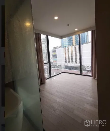 คอนโด ให้เช่าในWatthana, Bangkok - ห้องนอนมาสเตอร์มุมอาคาร กระจกเต็มบาน มองเห็นวิวเมืองกว้าง