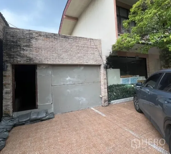 พื้นที่ขายปลีก ให้เช่าในWatthana, Bangkok - ลานกระเบื้องหน้าร้าน มีช่องจอดรถทำเครื่องหมายข้างอาคารชั้นต่ำ