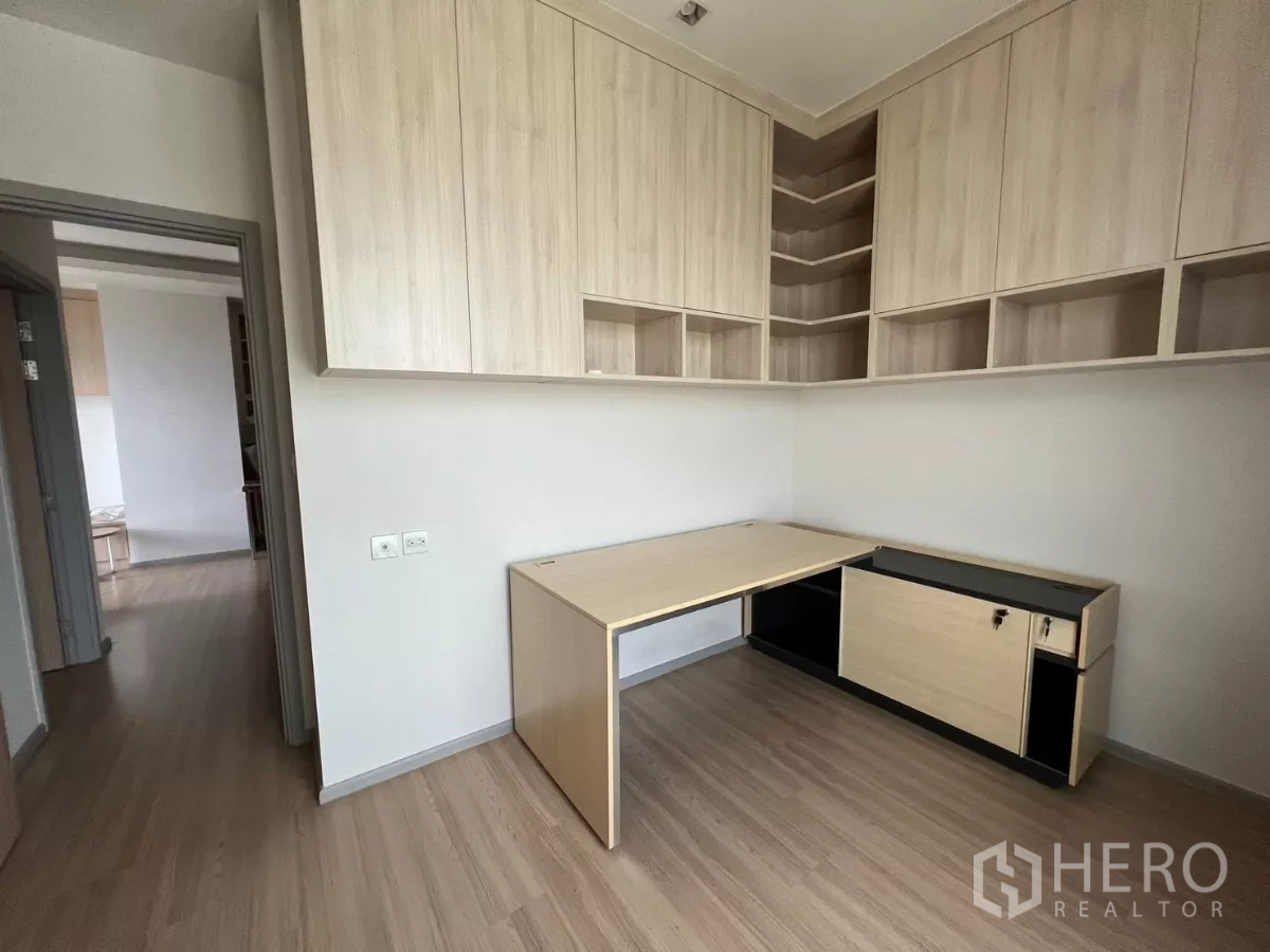 公寓 出租或出售在Chatuchak, Bangkok - 书房角度展示，L形书桌与大量壁柜收纳。