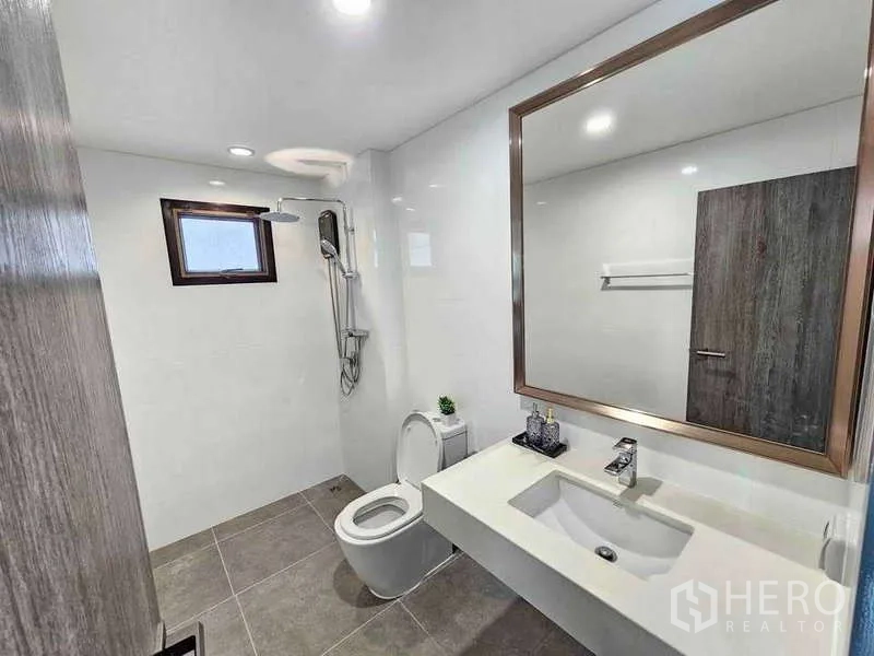 独立式住宅 出租在Prawet, Bangkok - 现代卫浴，步入式淋浴区、大镜面与白色台盆