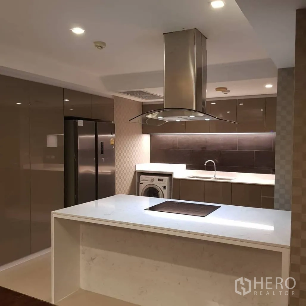 คอนโด ให้เช่าหรือขายในPathum Wan, Bangkok - ครัวสไตล์ร่วมสมัยพร้อมไอส์แลนด์ท็อปสีขาว เตาแม่เหล็กไฟฟ้า ฮูดสแตนเลส ตู้เย็น และเครื่องซักผ้าแบบบิวท์อิน