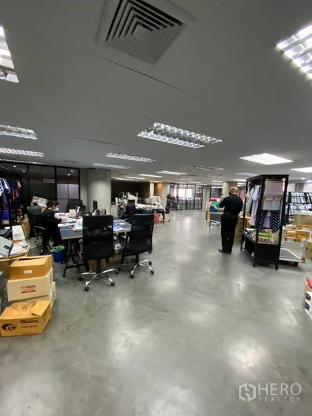 Office Space for rent in Khlong Toei, Bangkok - Spacious open office area with workstations, ceiling air vents, bright lighting and wide circulation space.