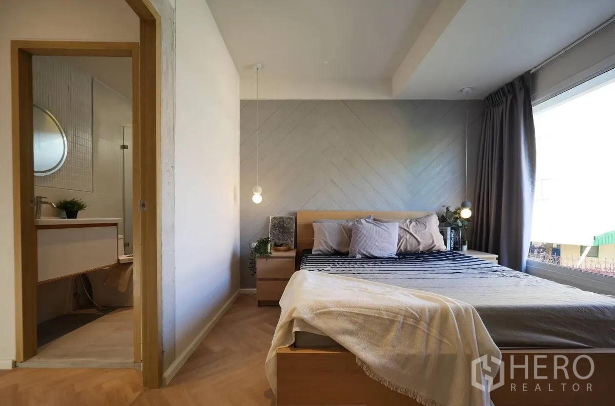 联排别墅 出租或出售在Watthana, Bangkok - 卧室设人字拼背景墙，大窗并带套间卫浴。