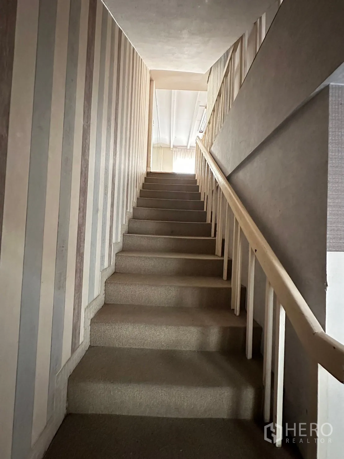 พื้นที่ขายปลีก ให้เช่าในWatthana, Bangkok - บันไดปูพรม ผนังลายทางพร้อมราวจับ