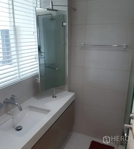 คอนโด ให้เช่าในKhlong Toei, Bangkok - ห้องน้ำสมัยใหม่ พร้อมเคาน์เตอร์อ่างล้างหน้า ฉากกั้นอาบน้ำกระจก และหน้าต่างพร้อมมู่ลี่