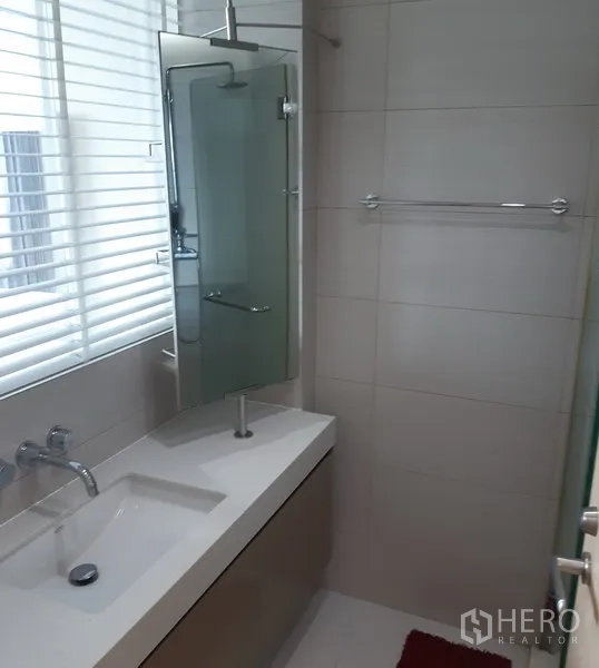 คอนโด ให้เช่าในKhlong Toei, Bangkok - ห้องน้ำสมัยใหม่ พร้อมเคาน์เตอร์อ่างล้างหน้า ฉากกั้นอาบน้ำกระจก และหน้าต่างพร้อมมู่ลี่